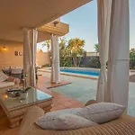 Апартаменты Bayside Concha House - Beachfront Oasis With Heated Pool *