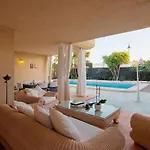Апартаменты Bayside Concha House - Beachfront Oasis With Heated Pool *