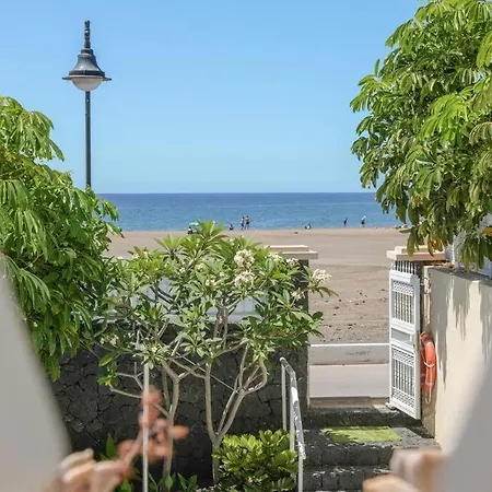 Bayside Concha House - Beachfront Oasis With Heated Pool Apartamento Playa Honda (Lanzarote)
