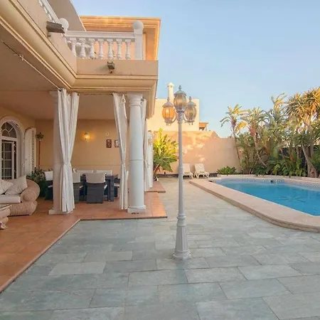 La Concha Beachfront Heated Pool Apartment *